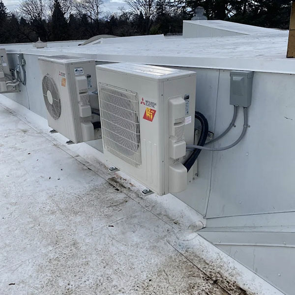 Mitsubishi Electric systems on a business’ rooftop.